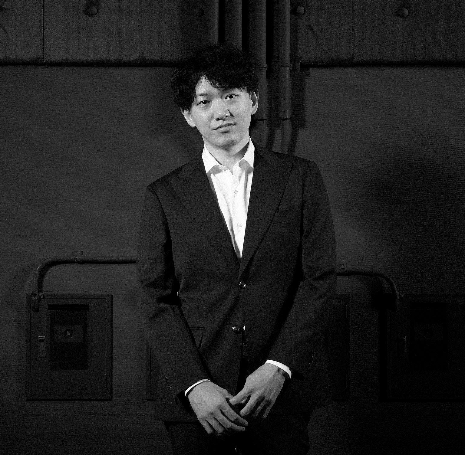 大胆かつ精緻なピアニズムで紡ぐ、個性際立つ変奏曲に驚嘆【Pen